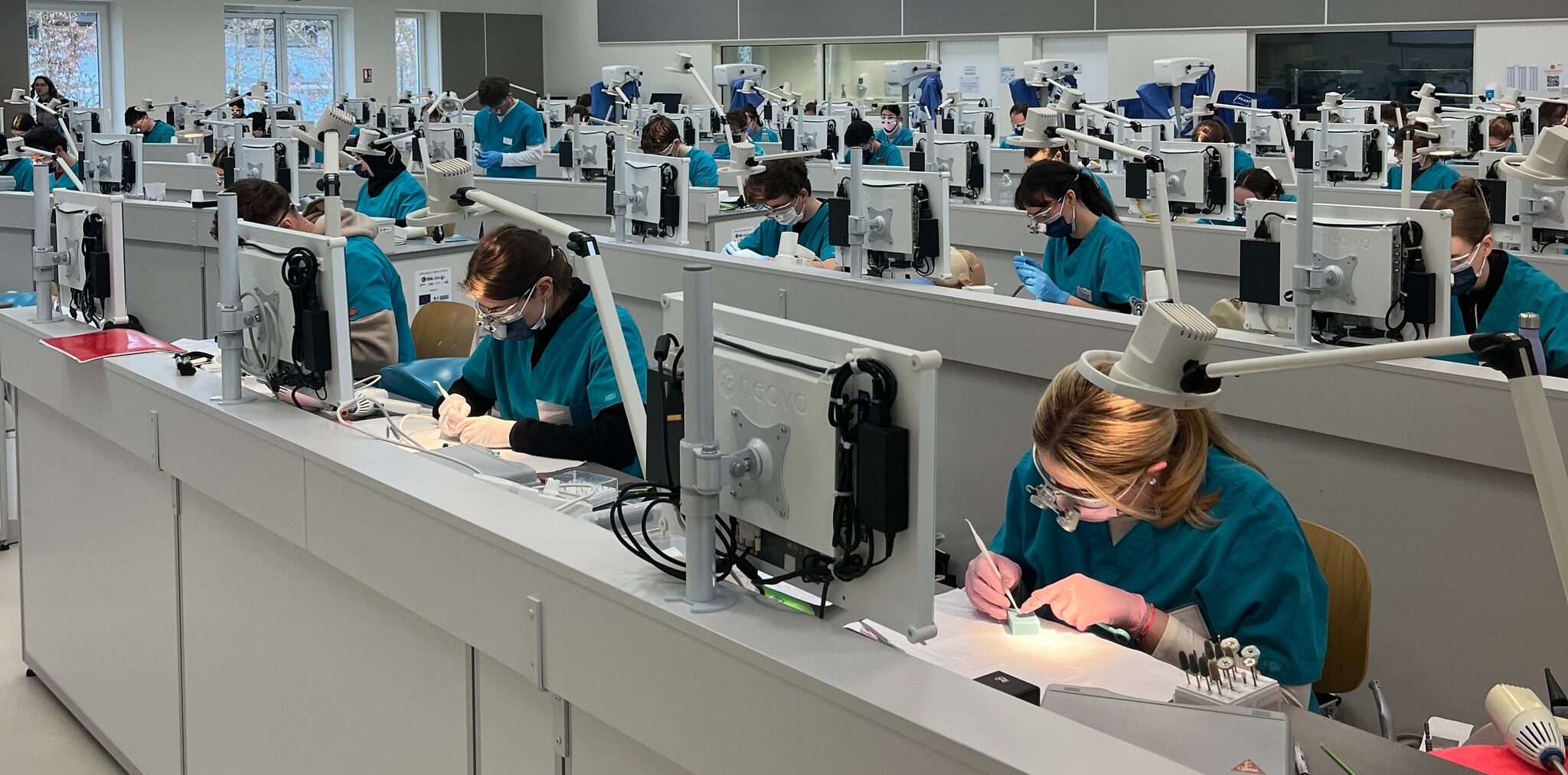 Etudiants en salle de simulation pré-clinique